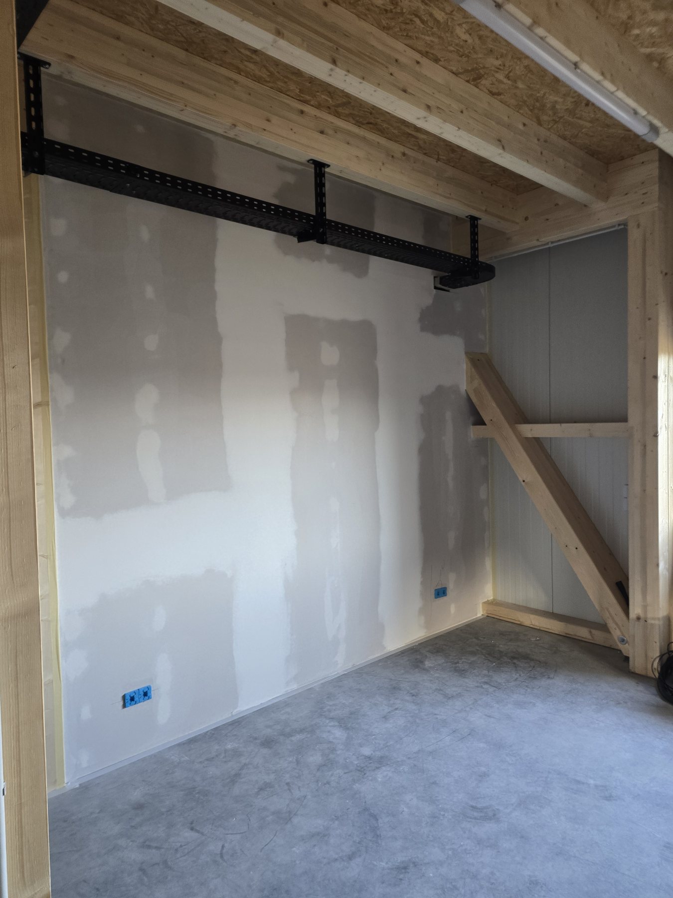 Innenwand während der Malerarbeiten in Bad Doberan