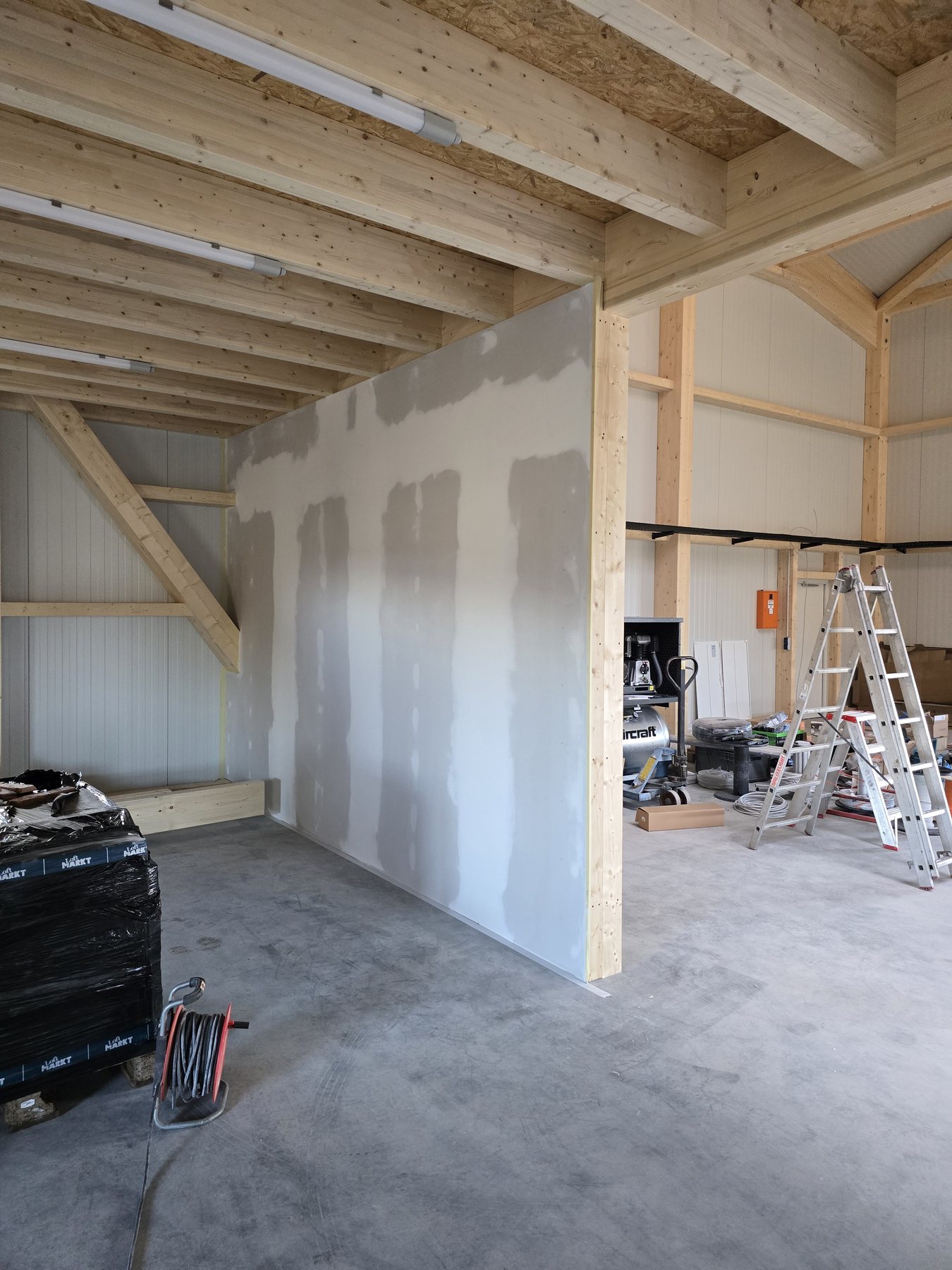 Innenwand während der Malerarbeiten in Bad Doberan