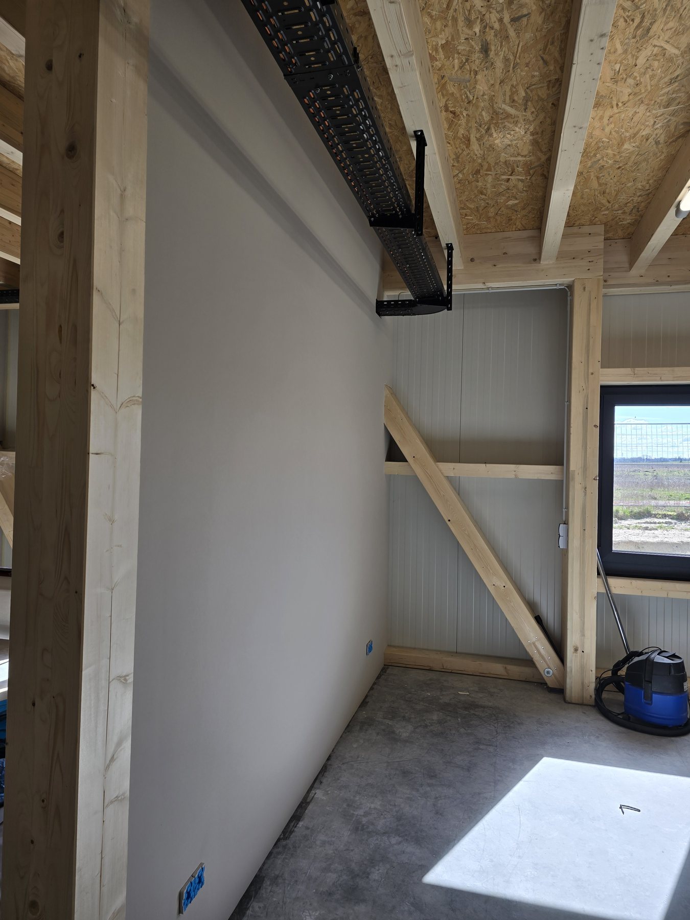 Innenwand während der Malerarbeiten in Bad Doberan