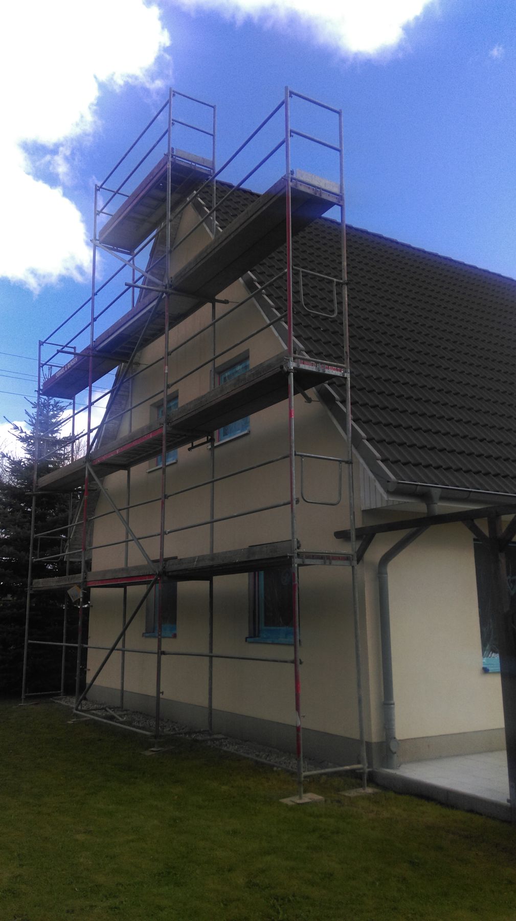 Hausfassade in Dümmer bei Schwerin während der Fassadenarbeiten