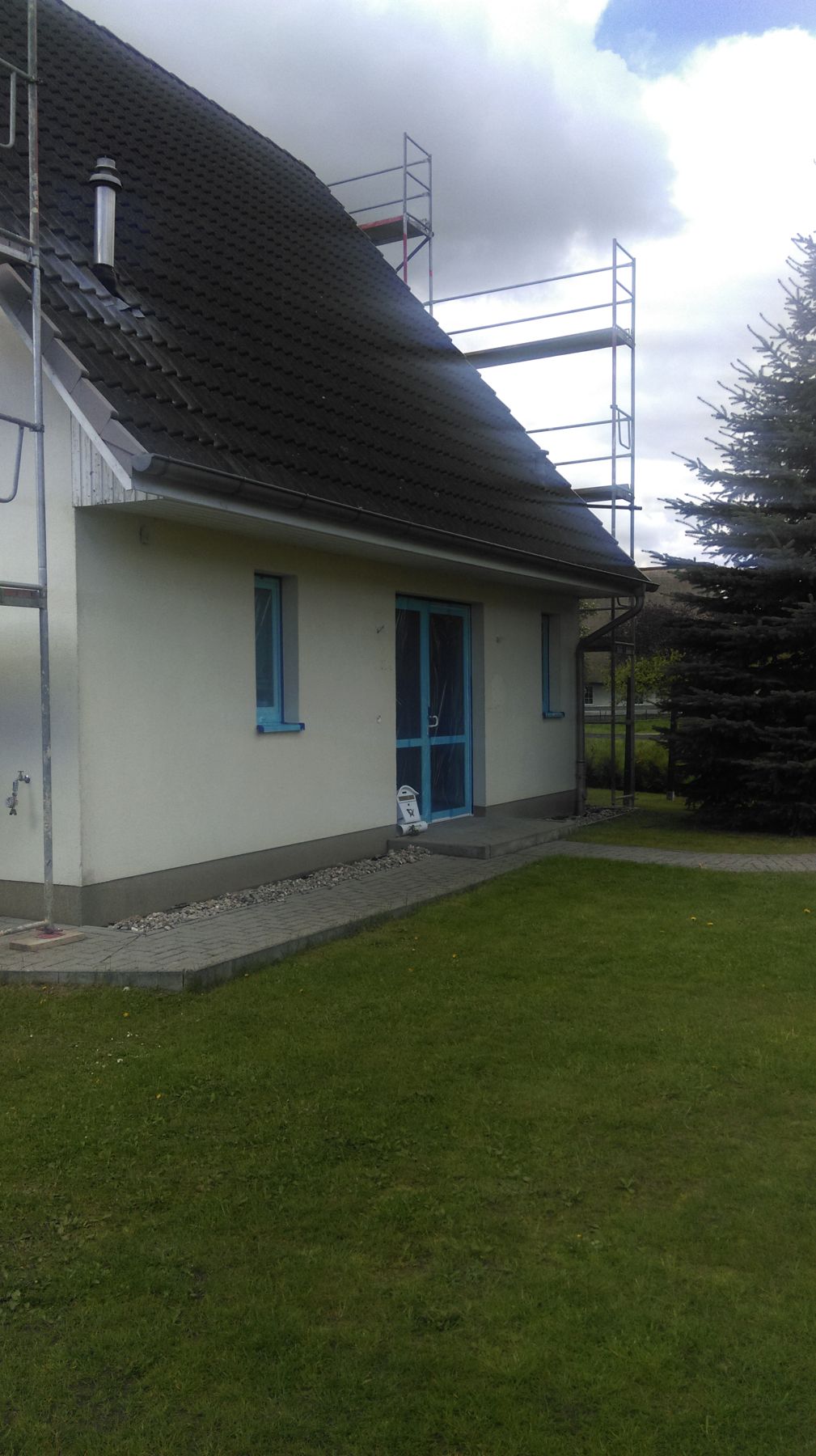Hausfassade in Dümmer bei Schwerin während der Fassadenarbeiten
