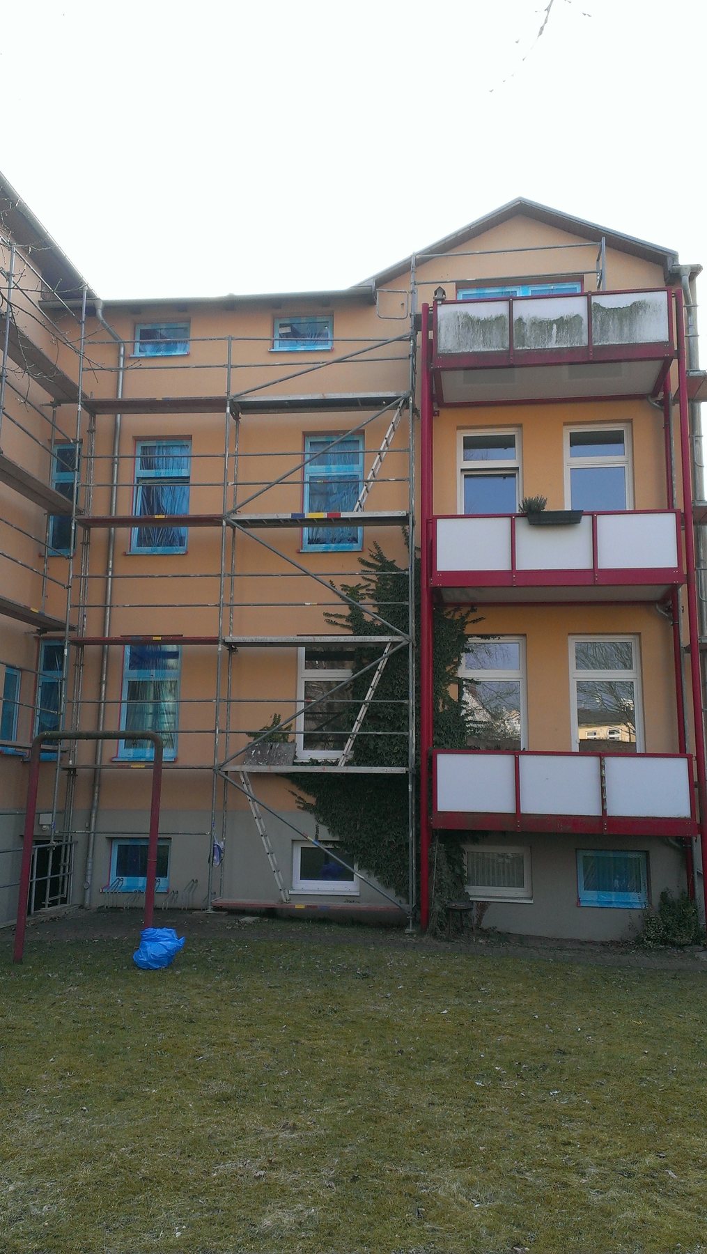 Fassade im Rostocker Bahnhofsviertel während der Sanierung