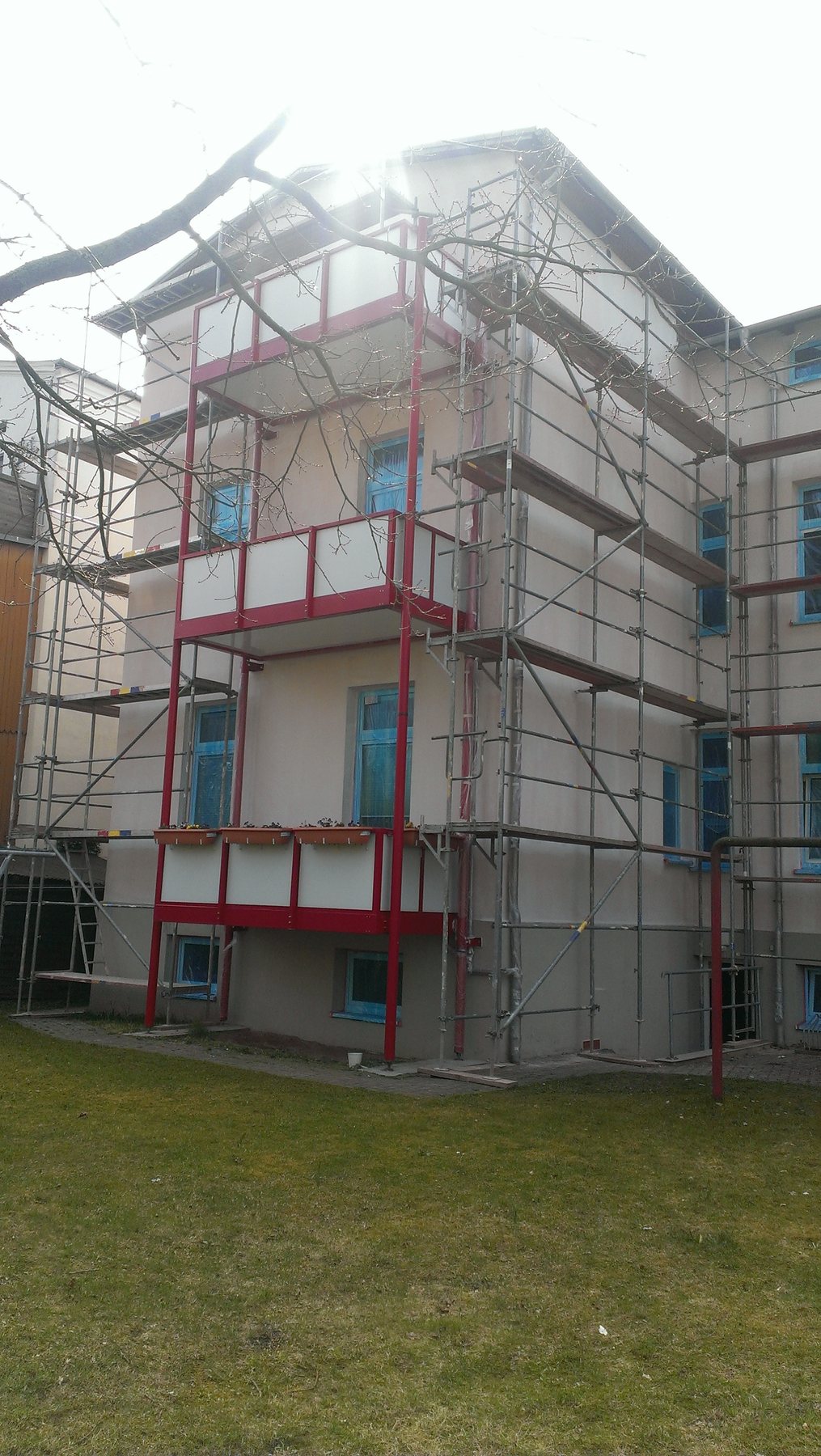 Sanierte Fassade mit neu gestrichenen Fensterrahmen