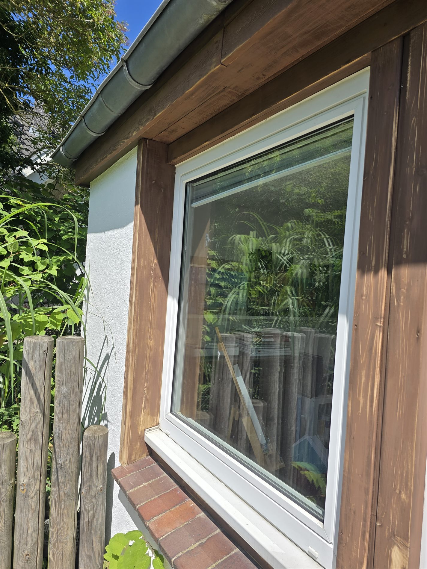 Holzverkleidung am Dachüberstand und am Fensterbereich