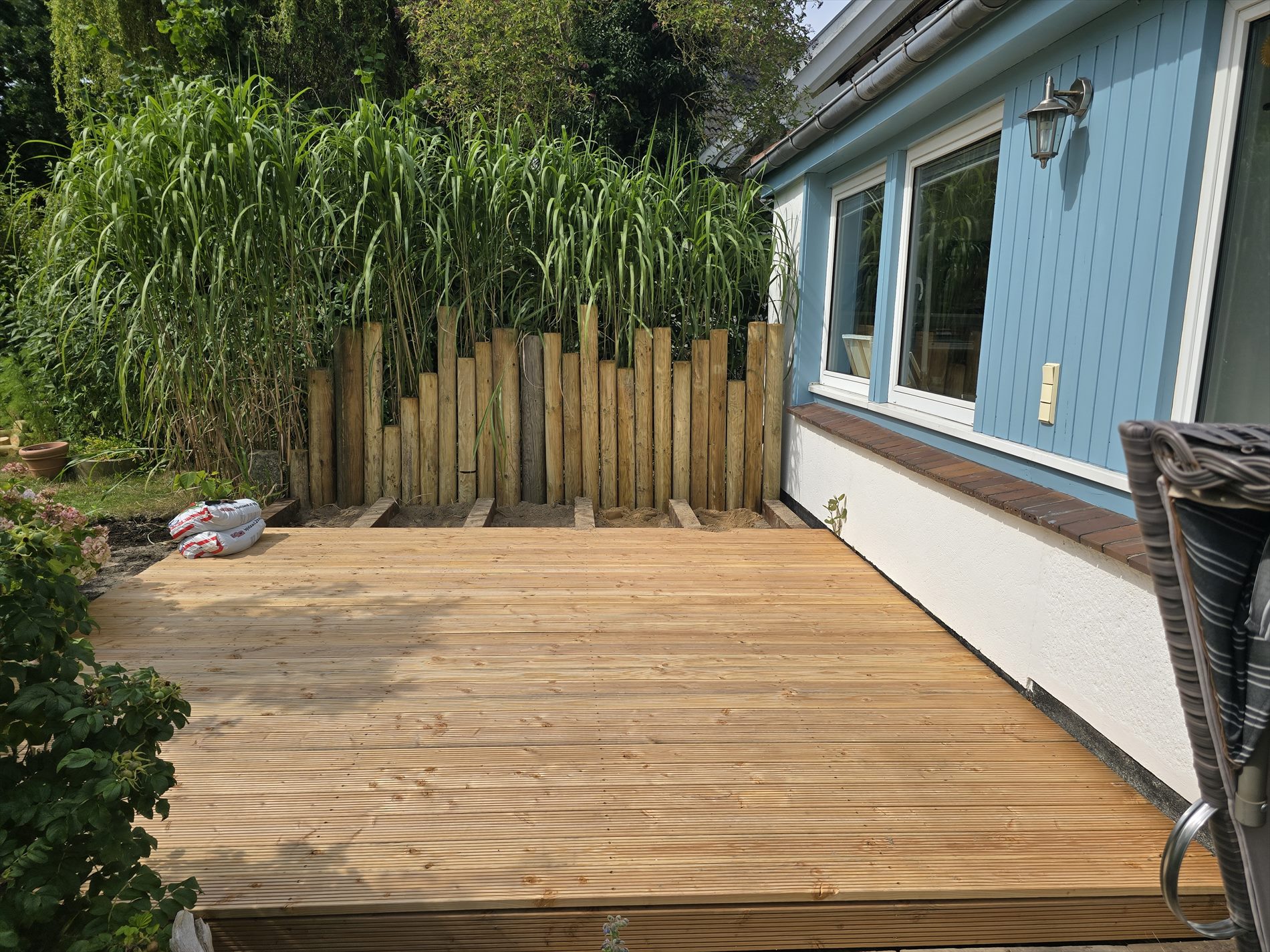 Verlegte Holzdielen auf der Terrasse
