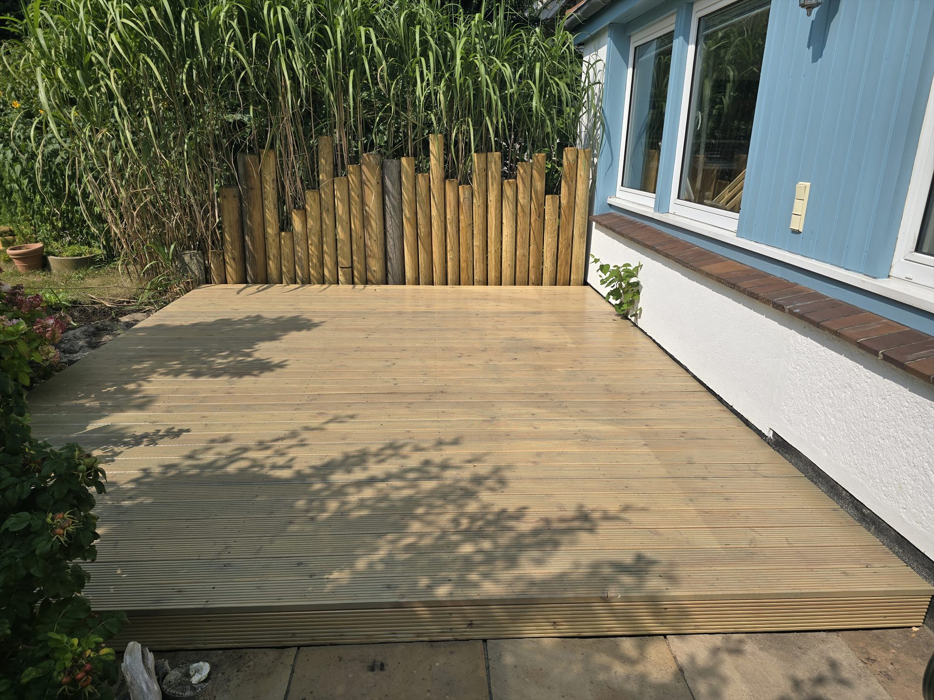 Neue Terrassendielen im fertigen Außenbereich eines Rostocker Wohnhauses