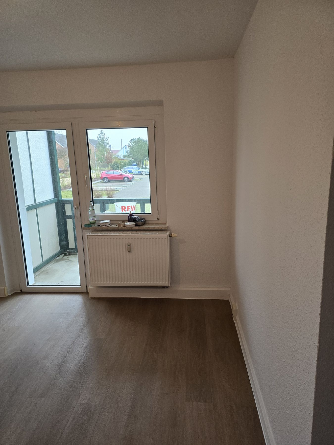 Renovierter Raum mit Designboden und weißen Sockelleisten