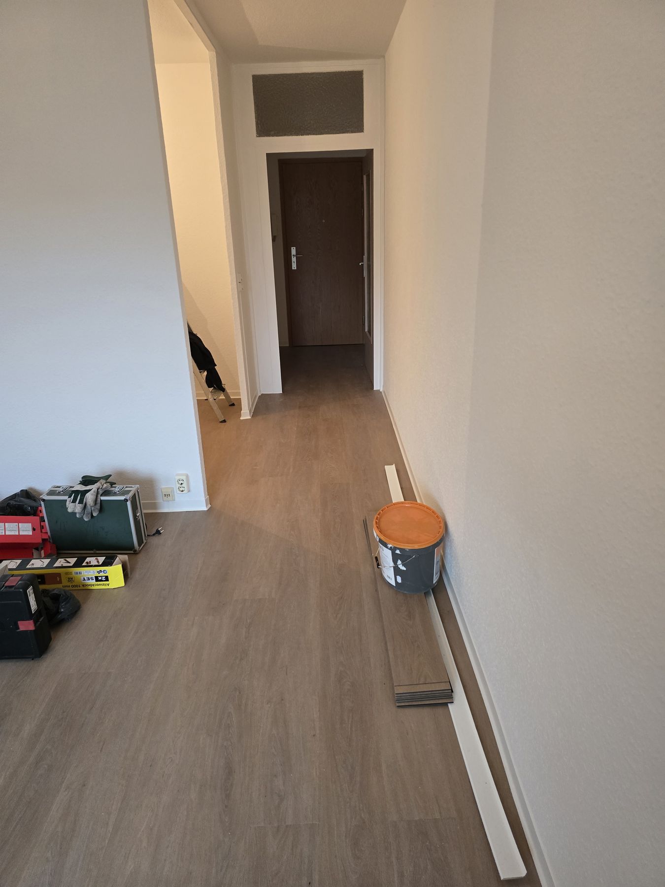 Heller renovierter Raum mit neu verlegtem Designbelag