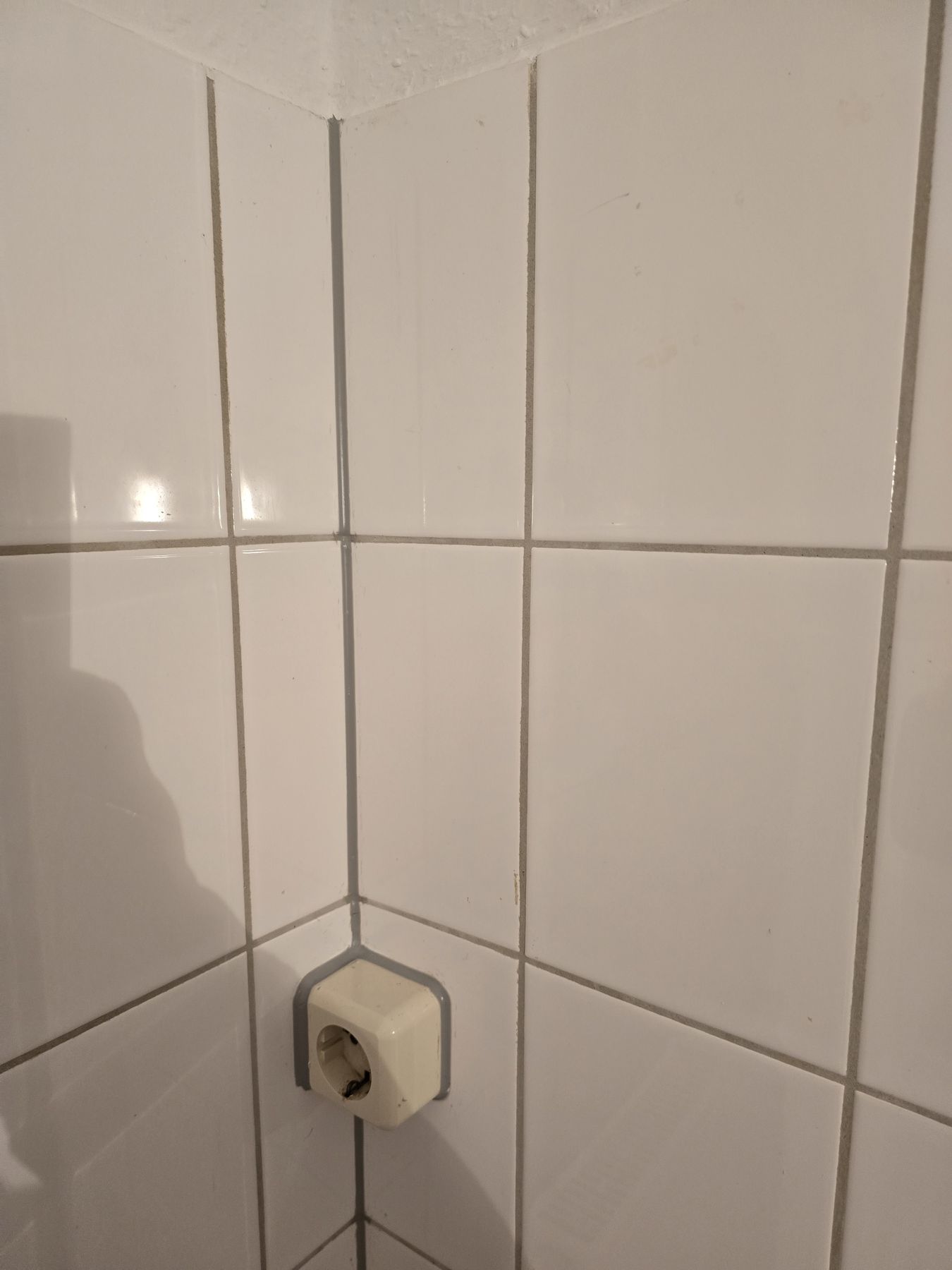Badezimmerfliesen mit erneuerter Silikonfuge