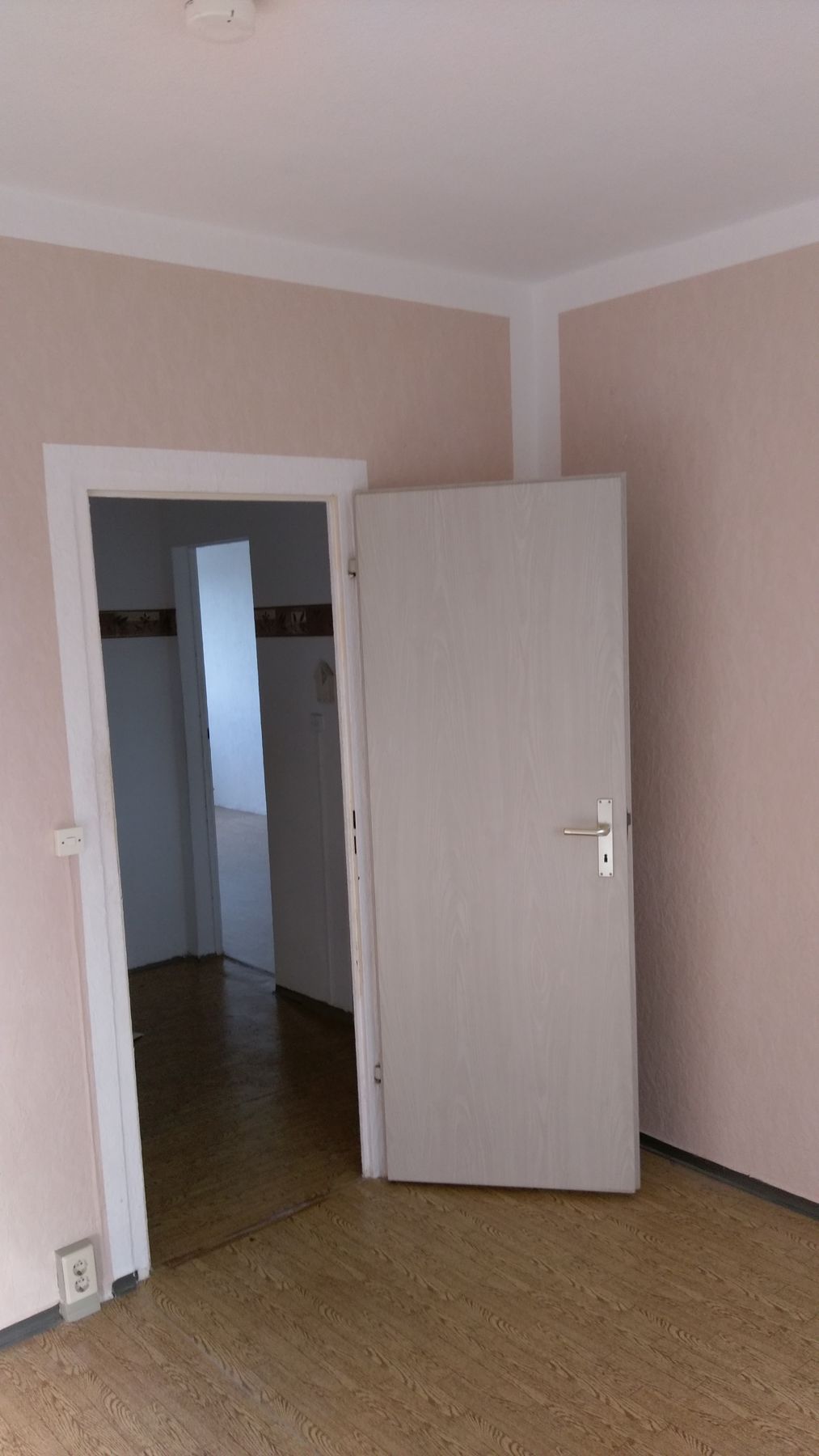 Raum und Türbereich vor den Renovierungsarbeiten
