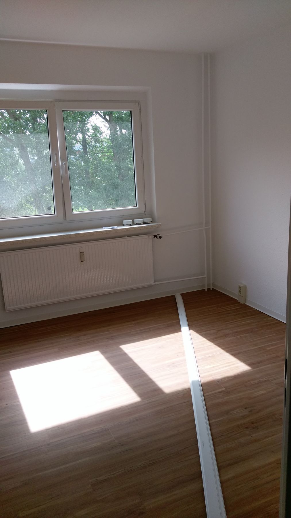 Heller Raum nach der Wohnungssanierung