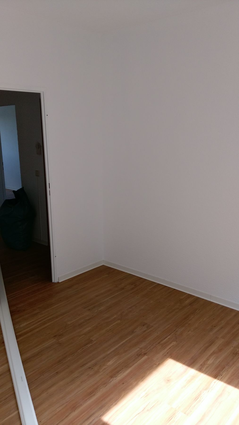 Renovierter Raum mit neuem Bodenbelag