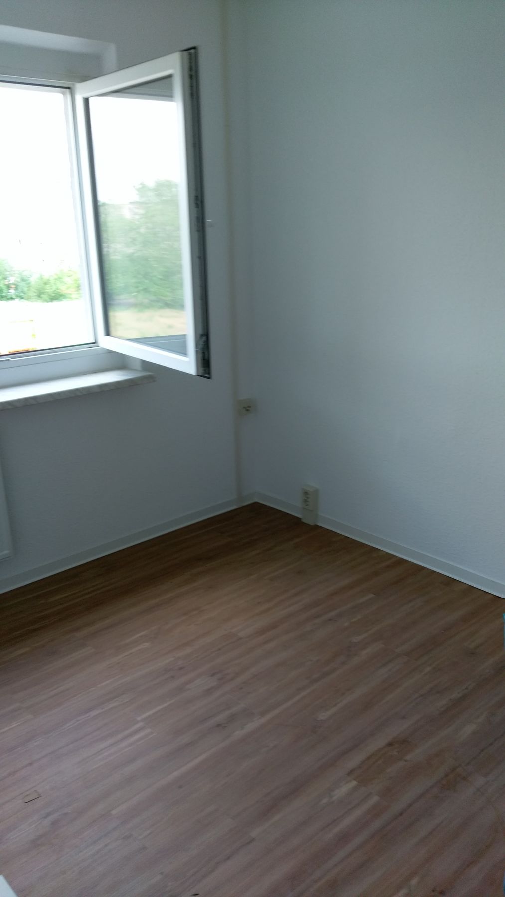 Fertig renovierter Raum mit Designbelag